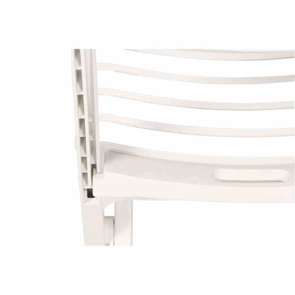 Un dossier de chaise pliante blanche en plastique, partiellement replié, avec un design minimaliste composé de traverses horizontales.