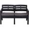 Un banc noir en bois avec deux sièges séparés par des accoudoirs étroits. Chaque siège est pourvu d'un coussin gris rembourré.
