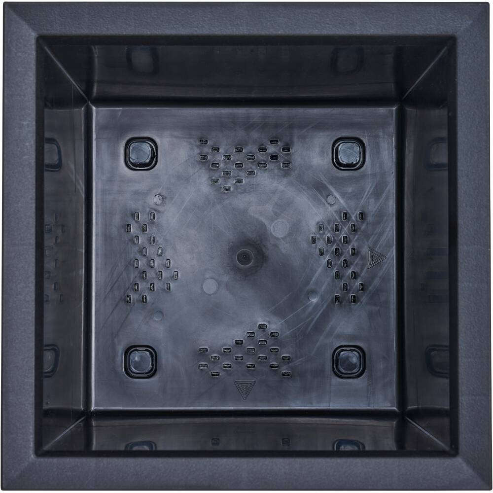 Pot de plantation carré noir avec trous de drainage et fond surélevé pour favoriser l'aération et la santé des racines.