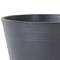 Pot de fleurs gris en plastique, de forme ronde, avec des rainures horizontales sur le bord supérieur.