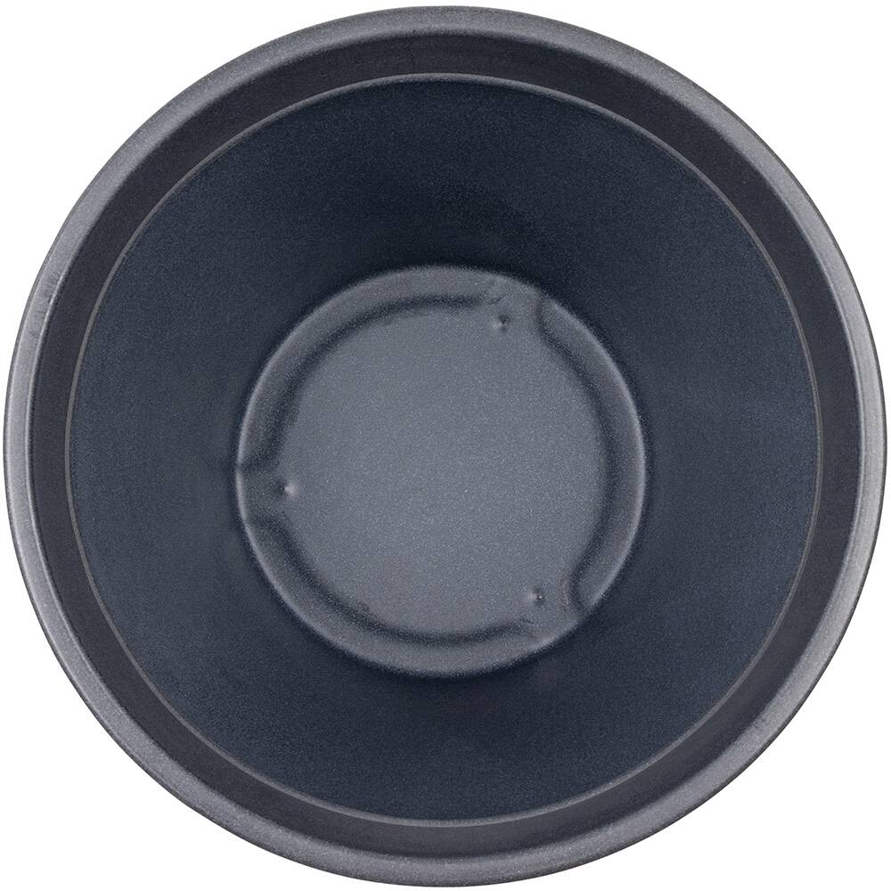 Un bol rond noir en métal vide, vu de dessus, avec un bord intérieur visible.