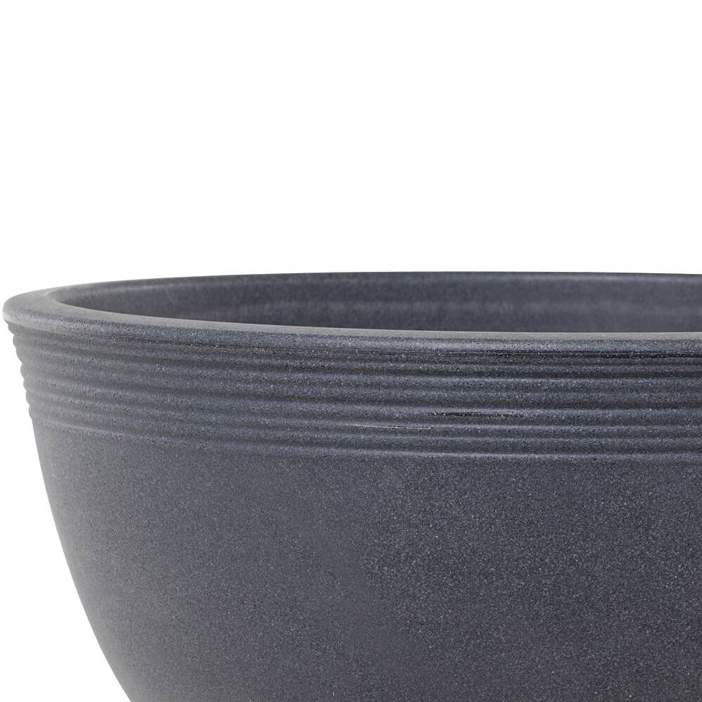 Un bol simple, rond, gris en céramique avec des rainures horizontales sur sa surface extérieure.