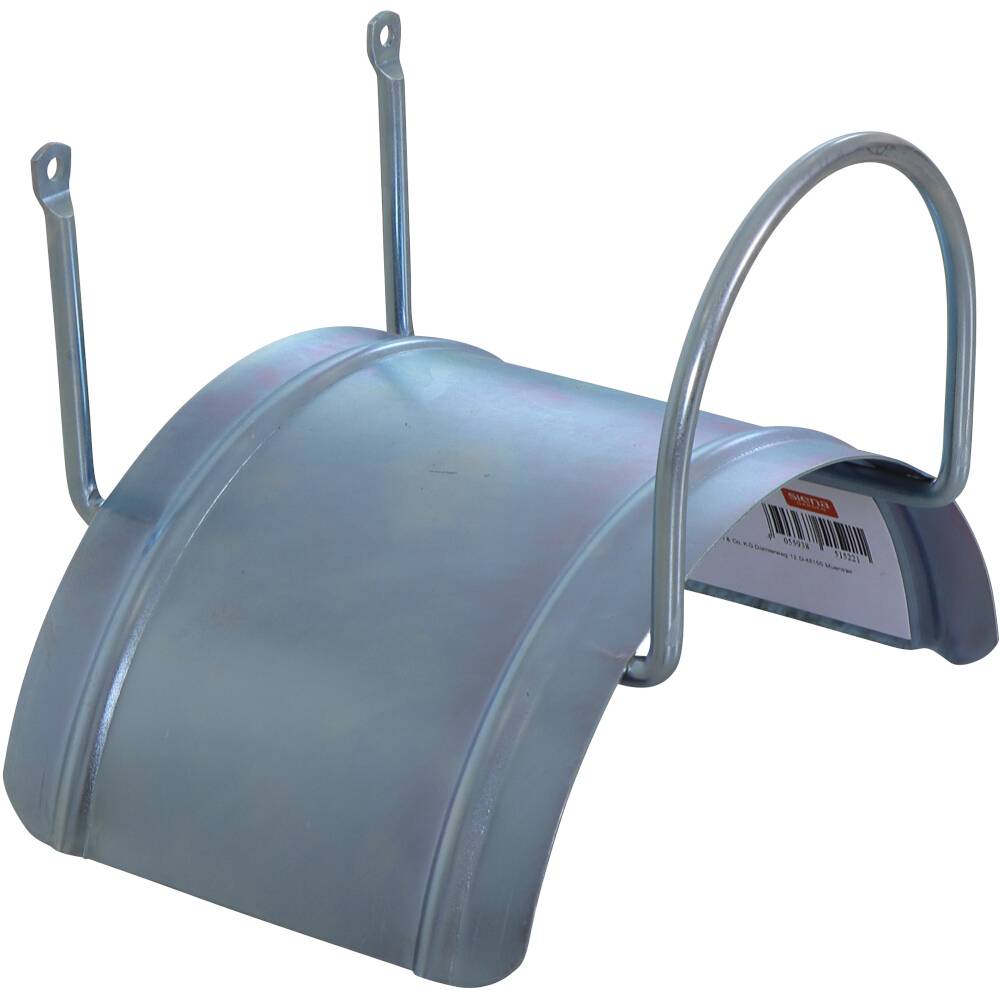 Garde-boue métallique avec deux supports de fixation, probablement destiné à un véhicule ou un vélo, présentant une forme simple et incurvée.