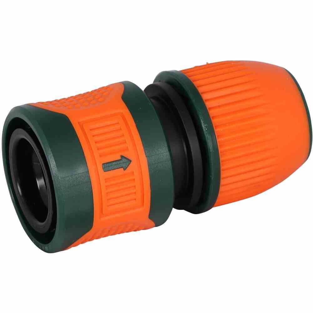 Un connecteur de tuyau d'arrosage orange et vert avec une flèche indiquant le sens de l'écoulement de l'eau, est posé sur un fond blanc.