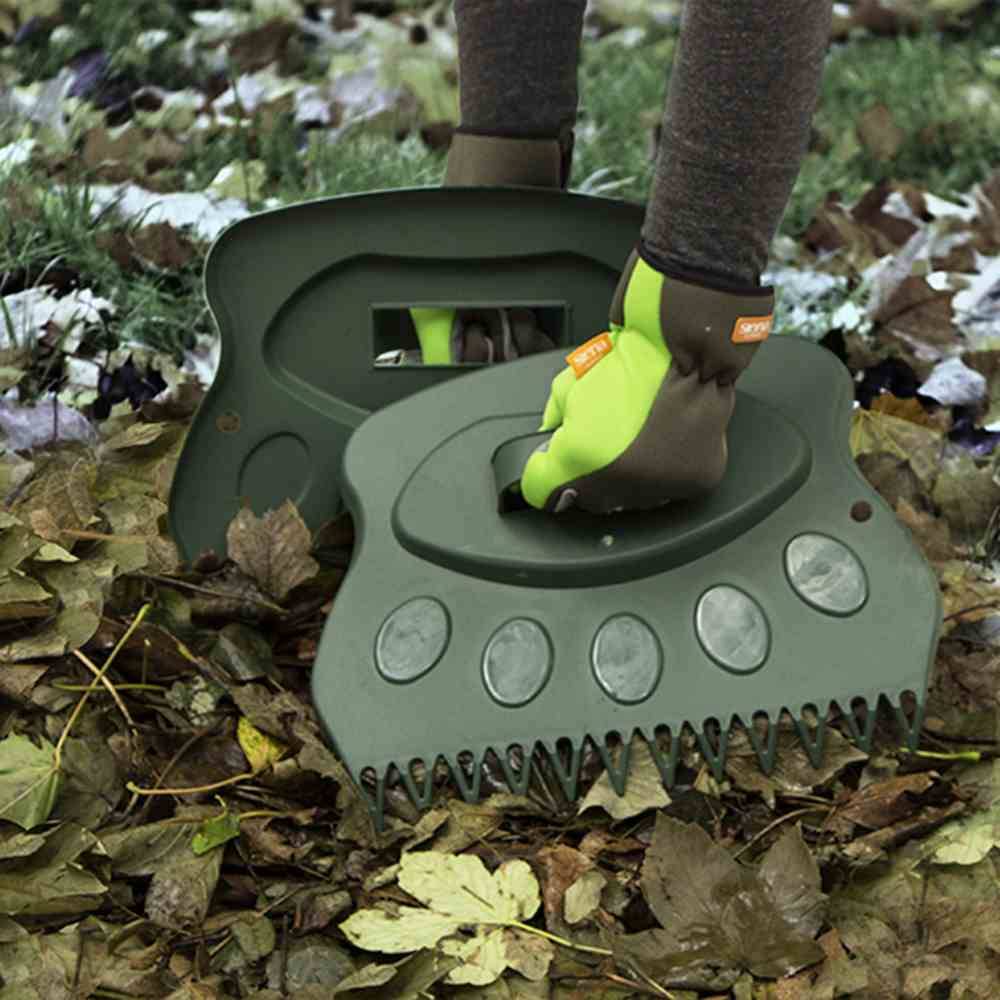 Une personne portant des gants oranges utilise des pinces à feuilles dentelées et vertes pour ramasser des feuilles sur une surface ressemblant à une forêt.