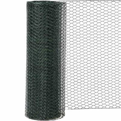 Un rouleau de grillage métallique noir, enroulé, avec un motif de maille hexagonale. Principalement utilisé pour les travaux de clôture et de jardinage.