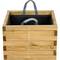 Caisse en bois avec poignée grise en haut, adaptée aux travaux de jardinage ou au rangement.