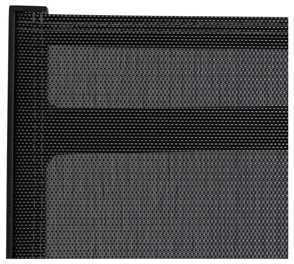 Un morceau de tissu en maille noir, avec des bandes noires verticales et horizontales sur les bords.