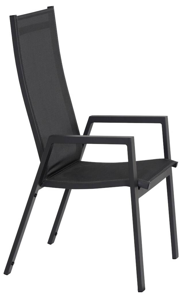 Une chaise moderne noire avec dossier haut et accoudoirs.