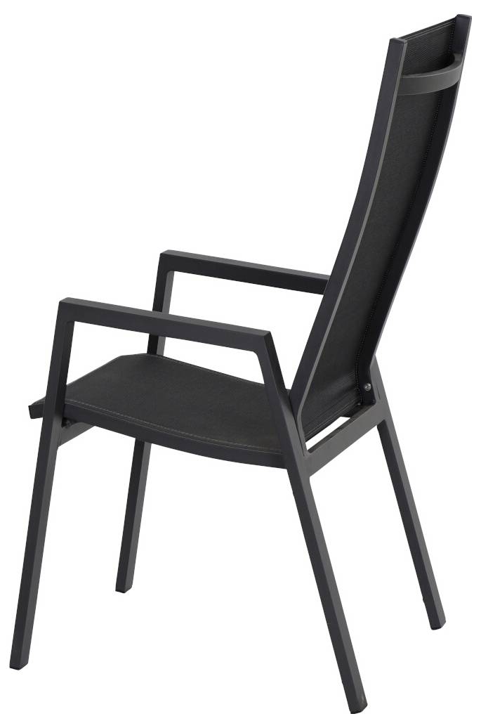 Une chaise noire avec accoudoirs et dossier haut, photographiée en plongée oblique sur un fond blanc.