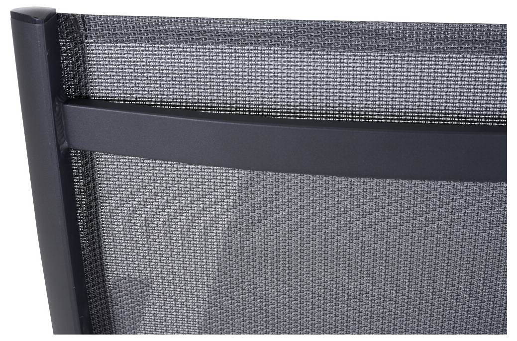 Une chaise noire avec un dossier en maille, maintenu verticalement et horizontalement par des cadres stables. Un motif géométrique est visible.