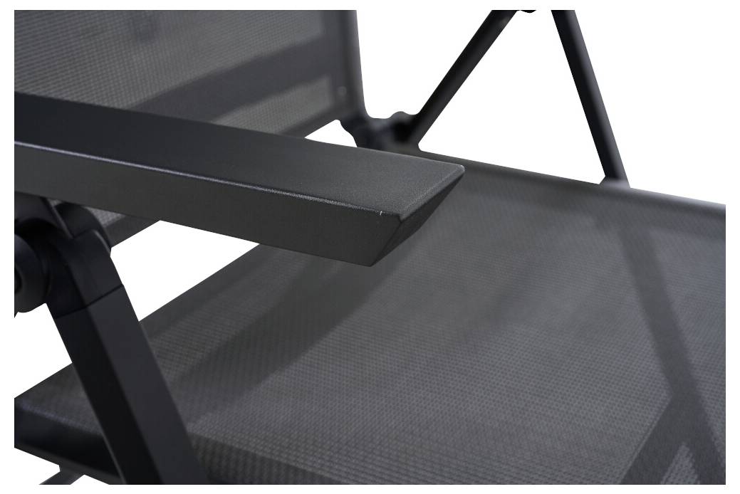 Gros plan d'une chaise pliante avec revêtement en maille dans une teinte sombre. L'accoudoir et une partie du dossier sont visibles.