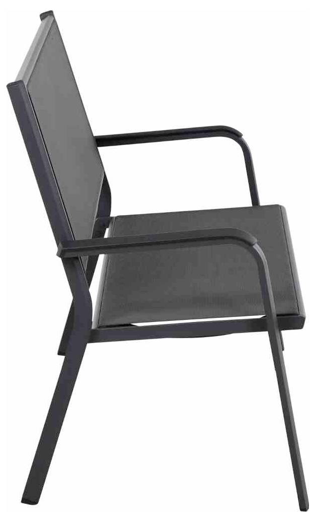 Une chaise noire avec accoudoirs et assise rembourrée, vue de côté. Le cadre est en métal, adaptée pour un bureau ou une salle de conférence.