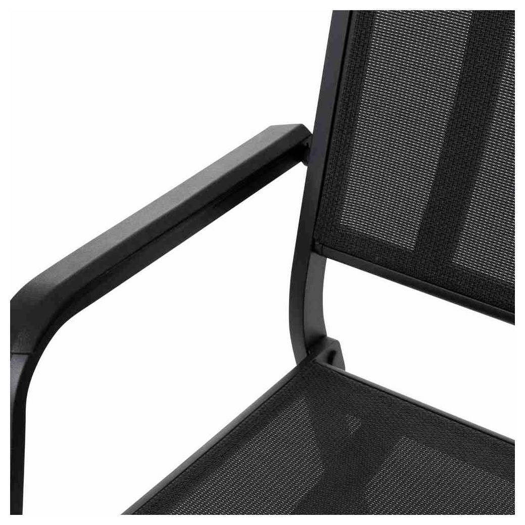 Chaise de jardin noire avec cadre en métal et assise en maille, vue détaillée de la zone d'assise et des accoudoirs.