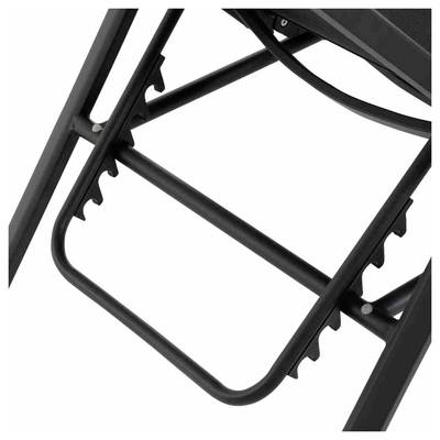 Gros plan sur une chaise en métal noir, avec un accent sur le cadre robuste et l'accoudoir. La chaise semble être pliante.