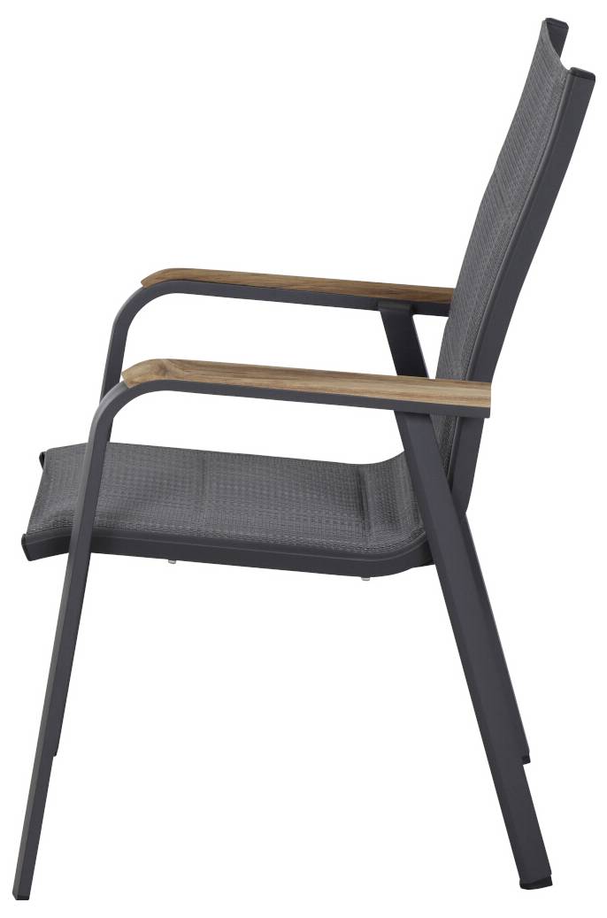 Une chaise moderne gris foncé avec des accoudoirs en bois et un dossier en tissu ajouré. Vue de côté, lignes épurées et design minimaliste.