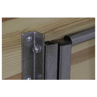 Gros plan sur une charnière métallique robuste reliant deux éléments en bois. La charnière est fixée par des vis et présente une surface brillante.
