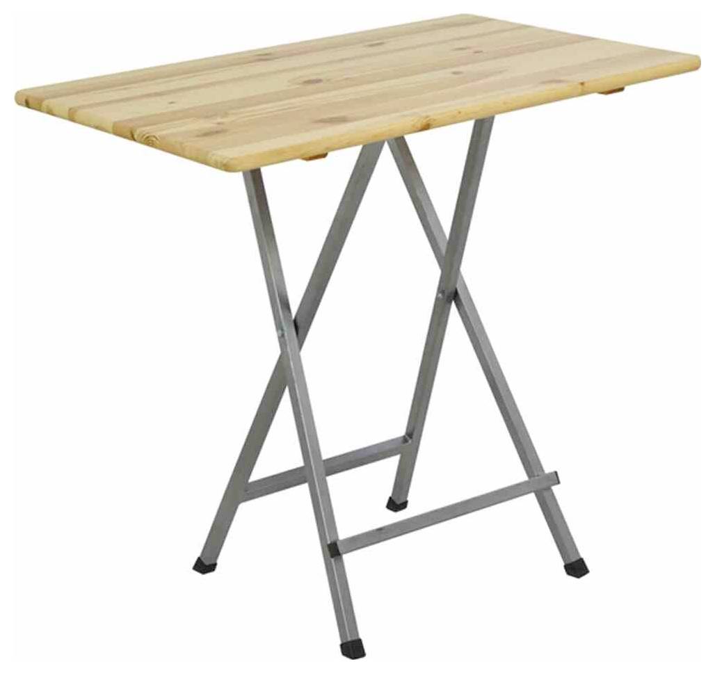 Une table pliante avec un plateau en bois et des pieds en métal est dressée verticalement. Adaptée pour un usage intérieur ou extérieur.