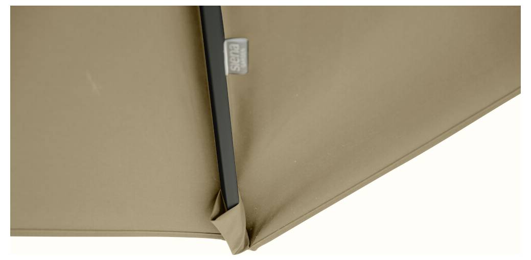 Gros plan sur un parasol beige avec un cadre noir et une petite étiquette de marque.