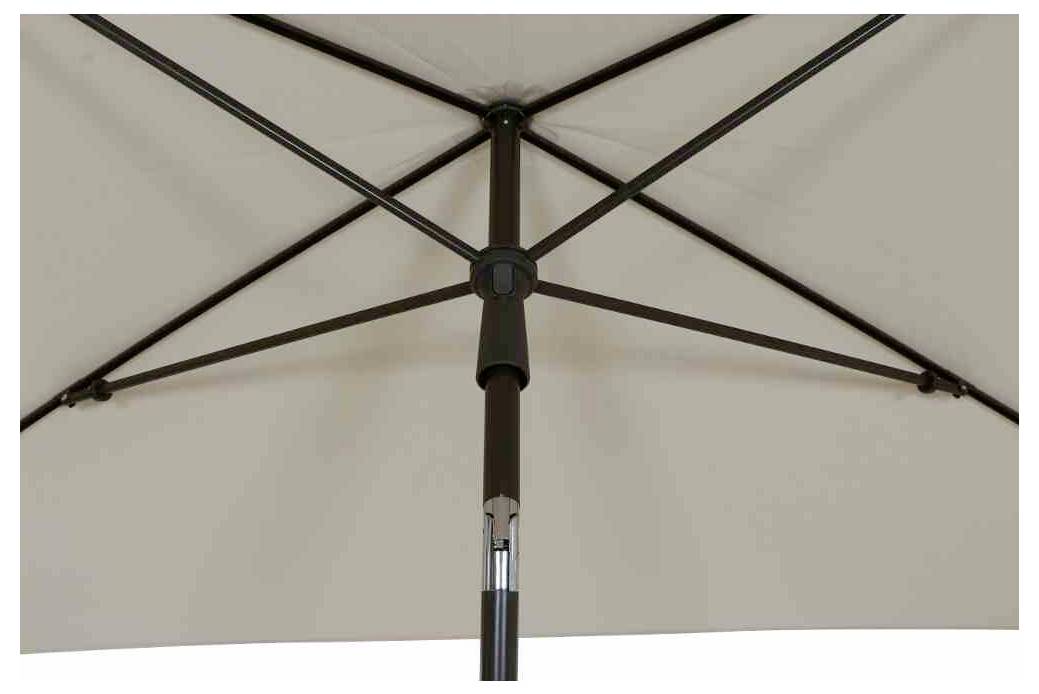 Parasol beige vu de dessous, montrant les branches en métal et la tige centrale assurant la stabilité du parasol.