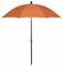 Un parasol orange avec un support noir est dressé et complètement ouvert.