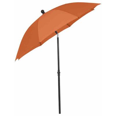 Un grand parasol orange vif avec un manche noir sur un fond blanc.