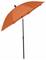 Un grand parasol orange vif avec un manche noir sur un fond blanc.