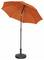 Un parasol orange se tient droit sur un socle rond noir.