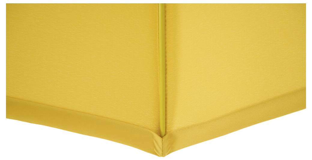 Gros plan sur un coin de tissu jaune, montrant la texture et la couture au centre de l'image.