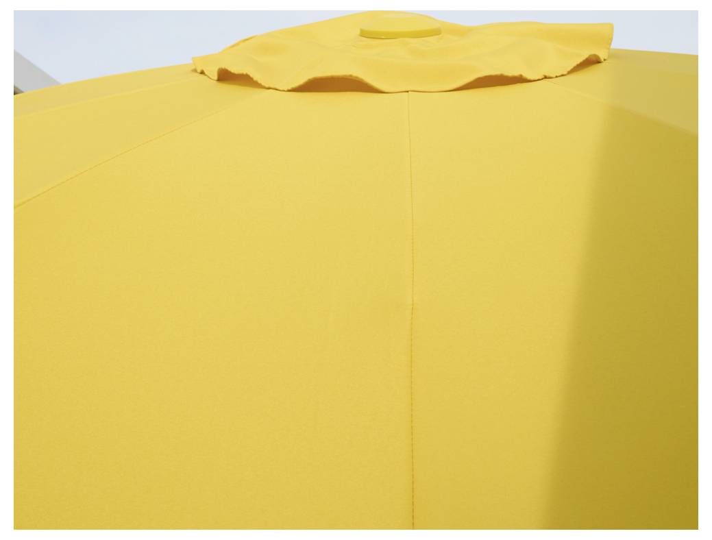 Parasol jaune photographié du dessous, cachant partiellement le ciel bleu. Parfait pour l'ambiance estivale.