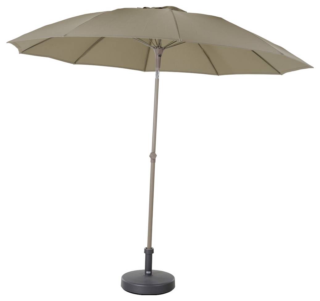 Un grand parasol beige avec un support en métal robuste sur une base ronde. Idéal pour une utilisation sur terrasse ou dans un jardin.