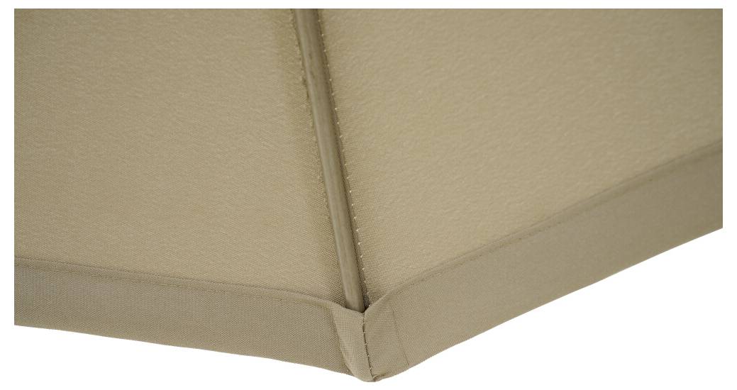 Gros plan sur une lampe beige, anguleuse, à surface textile et coutures nettes.