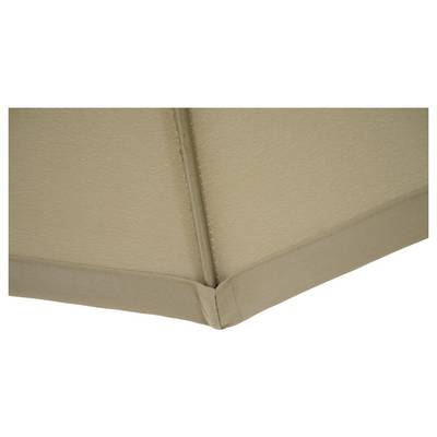 Gros plan sur une lampe beige, anguleuse, à surface textile et coutures nettes.