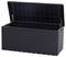Une grande boîte de rangement ouverte en plastique noir avec aspect rotin. Idéale pour l'extérieur ou le garage.