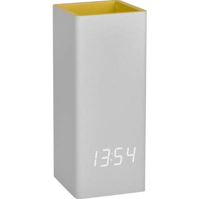 Vase cubique en argent avec affichage numérique de l'heure sur la façade, indiquant 13:54. Intérieur coloré en jaune. Design minimaliste.