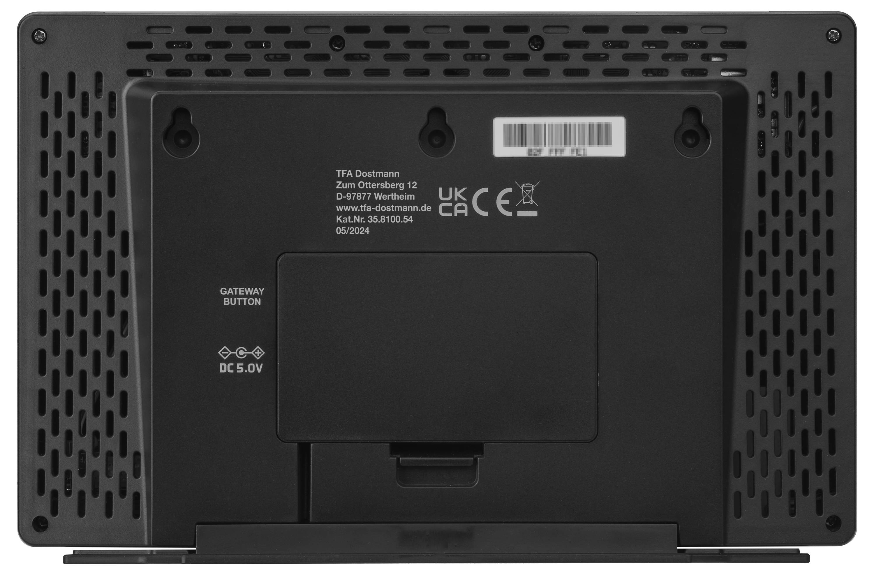 Vue arrière d'un appareil électronique avec des fentes de ventilation, un code QR, des étiquettes indiquant la puissance d'entrée et un bouton de passerelle.