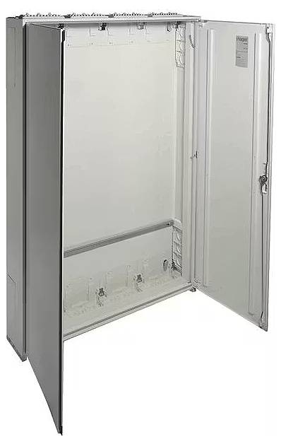 Un armoire métallique vide et ouverte à deux portes, adapté pour accueillir des installations électriques ou techniques.