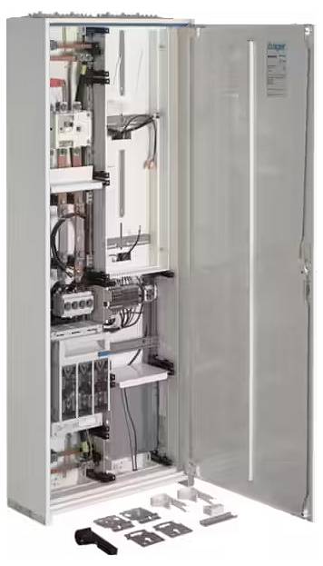 Armoire électrique ouverte avec des composants électriques et des câbles installés, porte droite ouverte. Des pièces accessoires sont posées au sol devant.