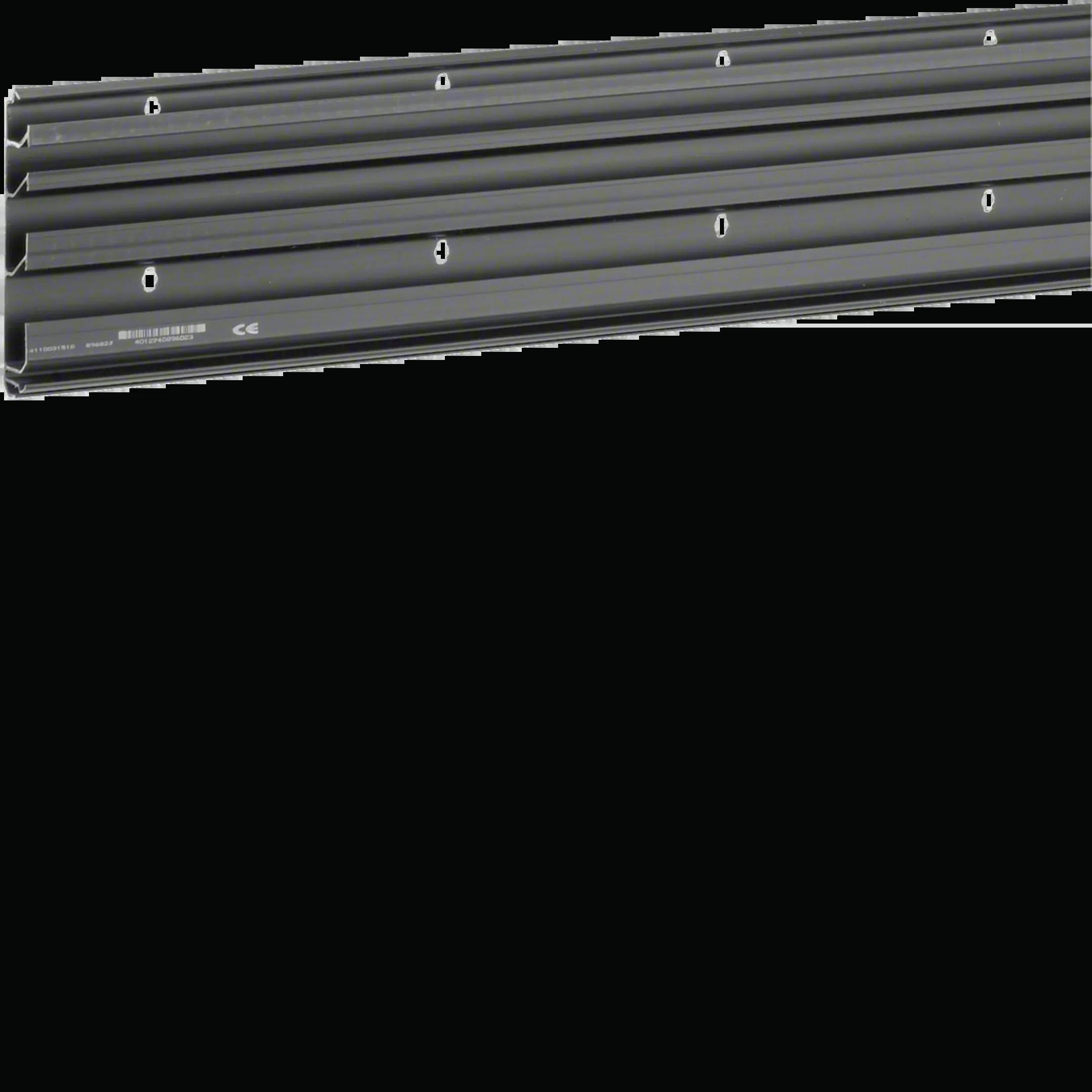 Quatre profilés en aluminium gris, empilés horizontalement et parallèlement, chacun percé de plusieurs trous ronds réguliers.