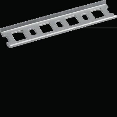 Un profilé métallique avec des découpes rectangulaires, utilisé pour des travaux de construction ou d'installation.