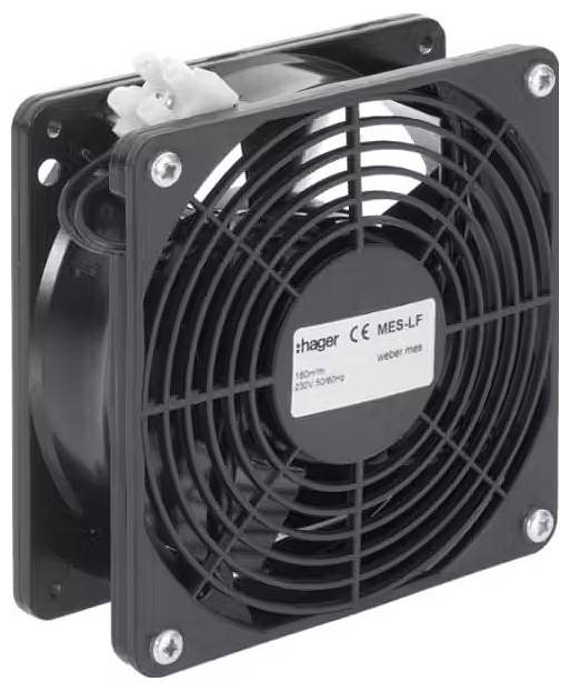 Un ventilateur noir avec grille de protection et autocollant du fabricant. Conçu pour la ventilation dans les boîtiers électroniques.