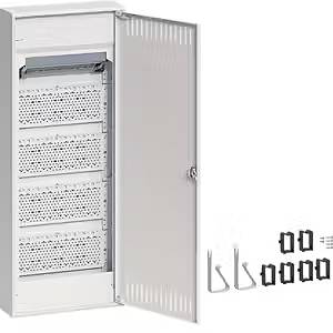 Une armoire électrique ouverte avec plusieurs étagères perforées. À côté se trouvent des pièces de montage. Idéal pour le stockage de composants électroniques.