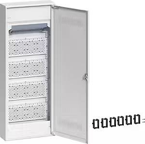Une armoire électrique ouverte avec plusieurs rangées d'emplacements, une porte ouverte montrant l'intérieur, des supports de données à côté à droite.