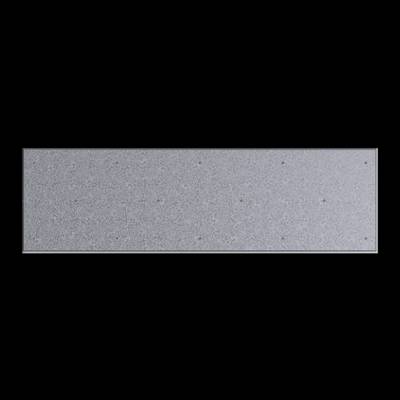 Surface texturée grise rectangulaire avec de petits points noirs, sur un fond noir.