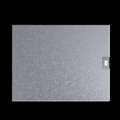 Plaque métallique grise rectangulaire avec une petite échancrure rectangulaire sur le côté droit, sur un fond noir.