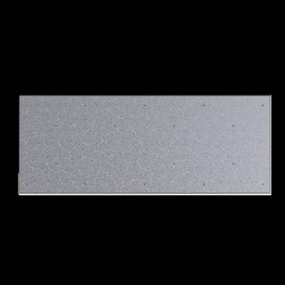 Un rectangle gris rectangulaire avec une texture fine et granulée sur un fond noir.
