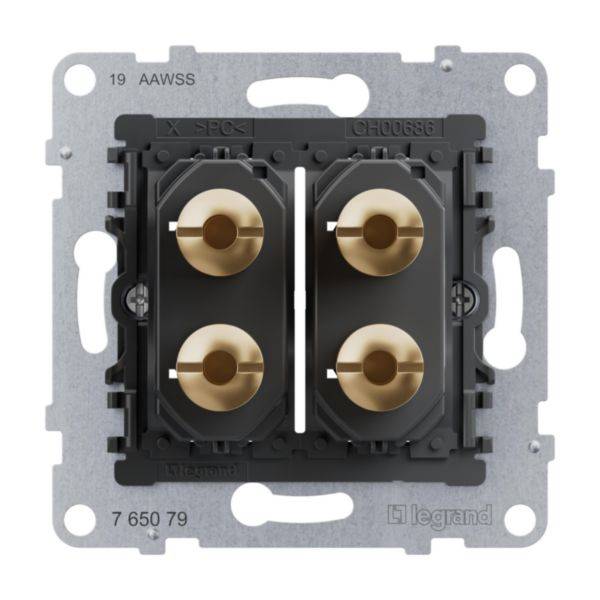 Un insert de commutateur électrique de Legrand avec quatre bornes de connexion, adapté pour une installation intérieure.