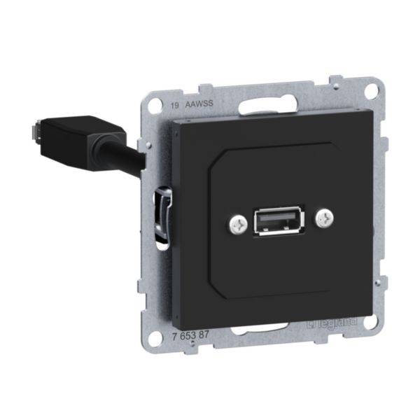 Prise murale USB avec port USB intégré dans une plaque métallique carrée, panneau avant noir, montrant la zone de connexion.