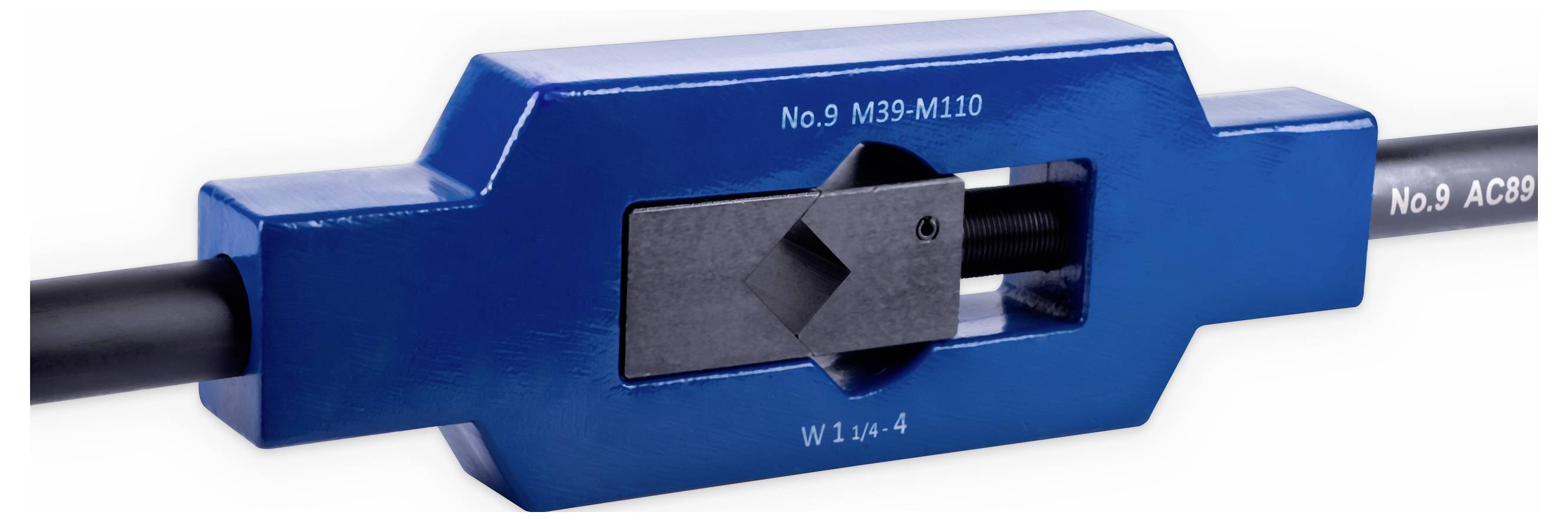 Pince de câble métallique bleue avec fixation noire. Les marquages 'No.9 M39-M110' et 'W11-4' y sont gravés.