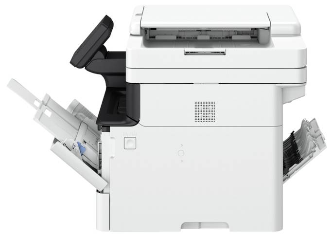 Un imprimante multifonction blanche avec le bac à papier ouvert et un scanner sur un fond clair.